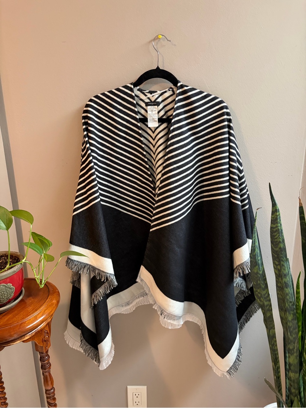 Banana Republic Black and White Striped Throw shawl 
#0137